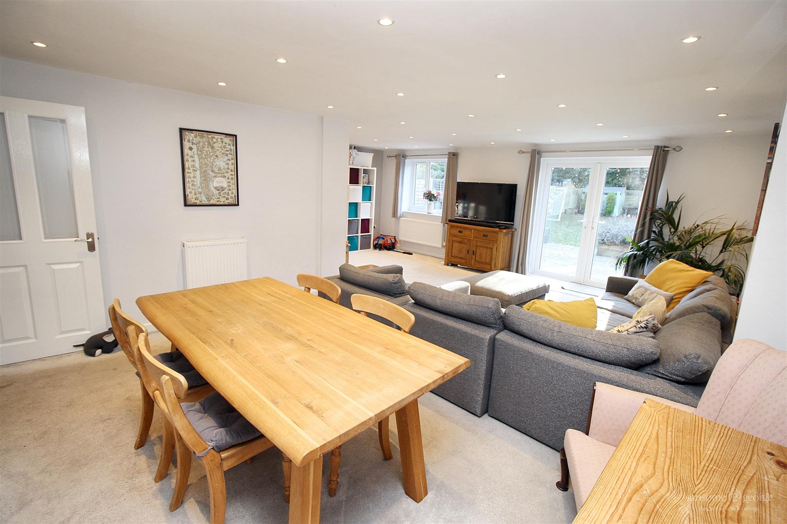 3 bed property in Langley Hill Close, Reading